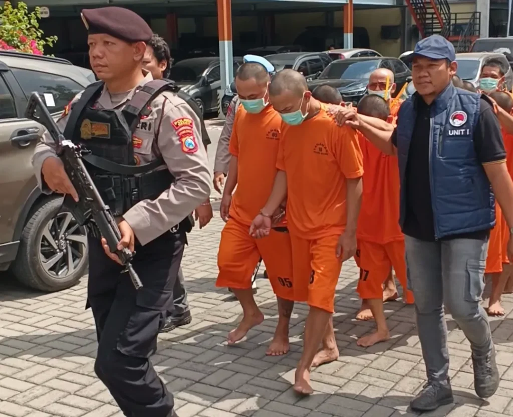 operasi-tumpas-narkoba-semeru-di-gresik-ungkap-14-kasus,-17-tersangka-diciduk