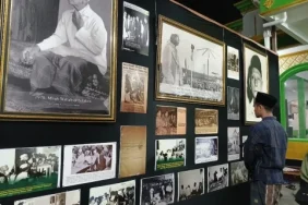 foto-bersejarah-mbah-wahab-dipamerkan-di-area-masuk-makam