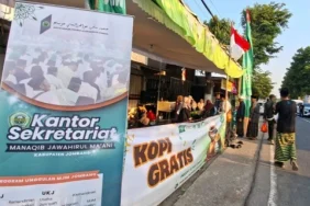 sepanjang-jalan-utama-kawasan-muktamar-ke-35-nu,-tersedia-stan-minuman-dan-makanan-gratis