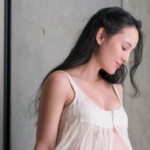 julie-estelle-bagikan-maternity-shoot-kehamilan-kedua,-tampil-cantik-pamer-baby-bump