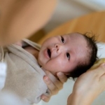 umur-berapa-bayi-boleh-mandi-2-kali-sehari?-ini-penjelasannya