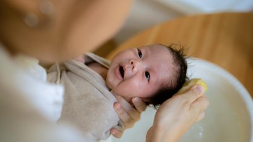 umur-berapa-bayi-boleh-mandi-2-kali-sehari?-ini-penjelasannya