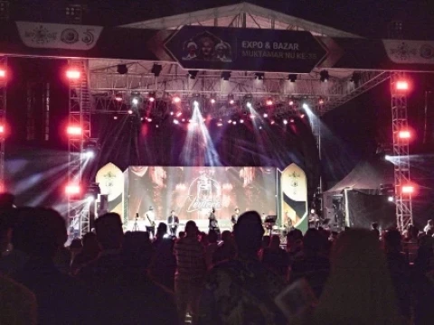 ratusan-muktamirin-penuhi-bazar-dan-panggung-hiburan