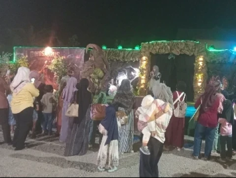 pertunjukan-dinosaurus-edukatif-meriahkan-ekspo-dan-bazar-muktamar-ke-35-nu