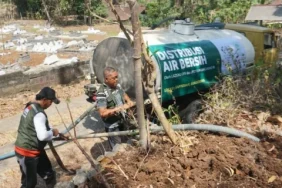 kekeringan-di-gunung-kidul,-lazisnu-diy-salurkan-30-ribu-liter-air-bersih-ke-saptosari