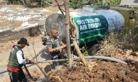 kekeringan-di-gunung-kidul,-lazisnu-diy-salurkan-30-ribu-liter-air-bersih-ke-saptosari