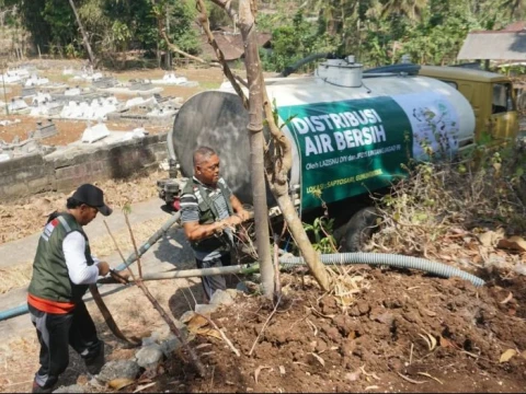 kekeringan-di-gunung-kidul,-lazisnu-diy-salurkan-30-ribu-liter-air-bersih-ke-saptosari