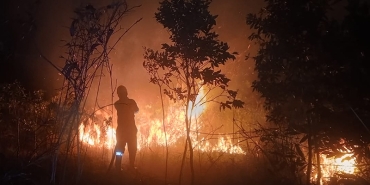 warga-kalimantan-selatan-tercekik-asap,-mengais-air-di-sungai-yang-mengering