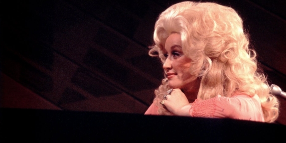 dolly-parton-took-control-of-her-career-by-making-men-the-butt-of-the-joke
