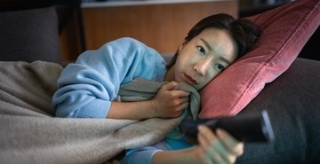 7-kepribadian-orang-yang-suka-menyalakan-tv-agar-lebih-cepat-tidur-menurut-psikolog