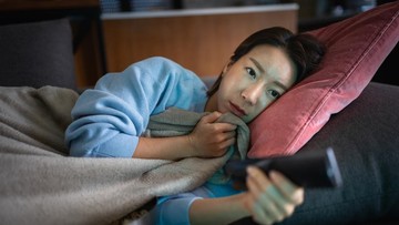 7-kepribadian-orang-yang-suka-menyalakan-tv-agar-lebih-cepat-tidur-menurut-psikolog