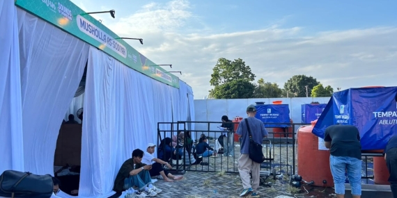 sujud-di-sela-dentum-musik:-cara-kaum-muda-menikmati-hiburan-tanpa-meninggalkan-ibadah