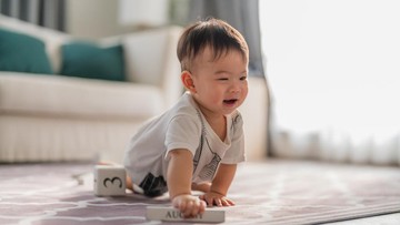 5-tanda-bayi-siap-merangkak-dan-cara-stimulasi-agar-perkembangannya-optimal
