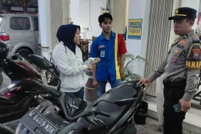 3-hari-dicampakkan-pemilik,-motor-di-parkiran-indomaret-diamankan-polres-lamongan