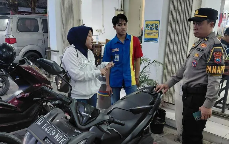 3-hari-dicampakkan-pemilik,-motor-di-parkiran-indomaret-diamankan-polres-lamongan