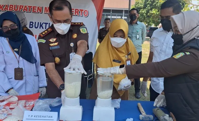 kejari-mojokerto-musnahkan-barang-bukti-sabu-dan-pil-double-l