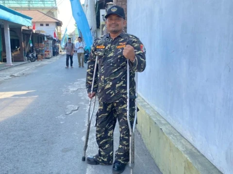 pakai-kruk,-anggota-banser-kota-malang-setia-mengabdi-di-tengah-keterbatasan-fisik