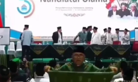 bikin-salfok-peserta-muktamar-tak-sengaja-tutorial-pakai-sarung-saat-proses-perhitungan-suara