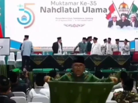bikin-salfok-peserta-muktamar-tak-sengaja-tutorial-pakai-sarung-saat-proses-perhitungan-suara