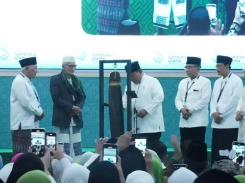 pukul-kentongan,-presiden-prabowo-resmi-tutup-muktamar-ke-35-nu-di-pesantren-tambakberas