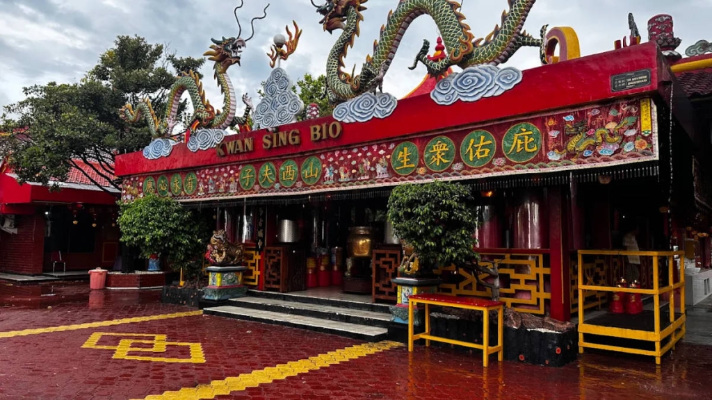 kelenteng-kwan-sing-bio-tuban,-kelenteng-terluas-di-asia-tenggara-dengan-gapura-kepiting-raksasa