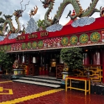 kelenteng-kwan-sing-bio-tuban,-kelenteng-terluas-di-asia-tenggara-dengan-gapura-kepiting-raksasa