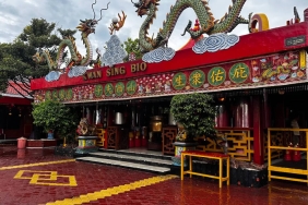 kelenteng-kwan-sing-bio-tuban,-kelenteng-terluas-di-asia-tenggara-dengan-gapura-kepiting-raksasa