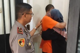 pelukan-di-balik-jeruji,-cara-keluarga-menguatkan-tahanan-polres-gresik