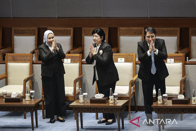 rapat-paripurna-dpr-setujui-destry,-aida,-dan-solikin-untuk-pimpin-bi
