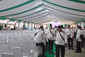 jelang-kedatangan-prabowo,-panitia-lokal-sterilkan-aula-lokasi-penutupan-muktamar-ke-35-nu