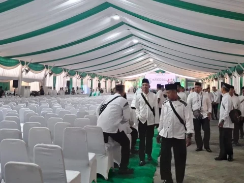 jelang-kedatangan-prabowo,-panitia-lokal-sterilkan-aula-lokasi-penutupan-muktamar-ke-35-nu