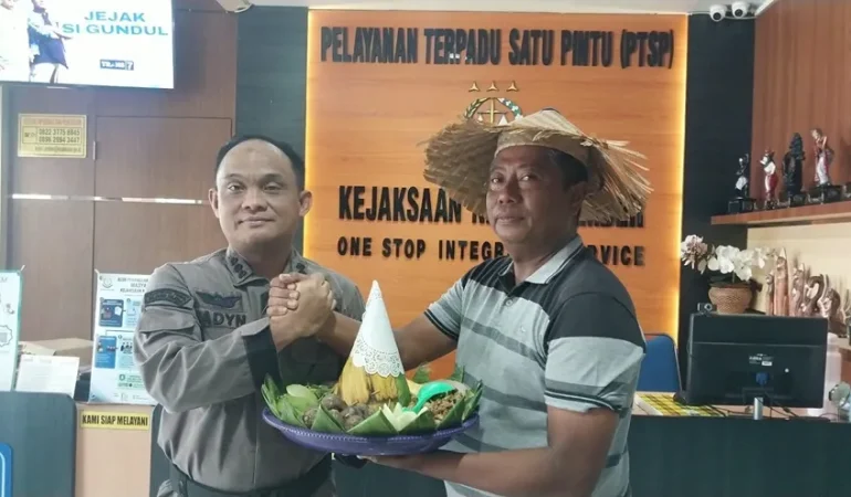 dukung-pemberantasan-korupsi,-petani-bawa-tumpeng-ke-kejaksaan-jember