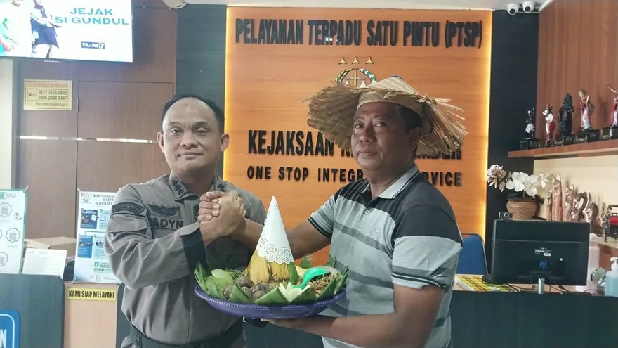 dukung-pemberantasan-korupsi,-petani-bawa-tumpeng-ke-kejaksaan-jember