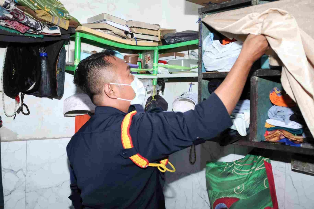 razia-lapas-mojokerto-temukan-2-sajam-buatan-dan-gunting-di-blok-hunian