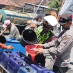 polres-gresik-salurkan-air-bersih-ke-3-desa-terdampak-kekeringan