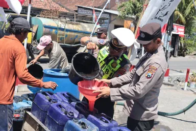 polres-gresik-salurkan-air-bersih-ke-3-desa-terdampak-kekeringan