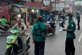 banser-banjar-kalsel-bagikan-masker-dan-bantu-padamkan-karhutla-di-sungai-tabuk