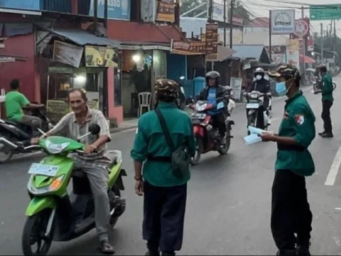 banser-banjar-kalsel-bagikan-masker-dan-bantu-padamkan-karhutla-di-sungai-tabuk