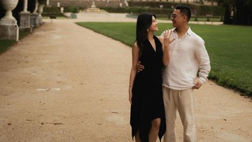 romantis!-pemeran-wati-di-film-dilan-yoriko-angeline-dilamar-pembalap-aldio-oekon-di-paris