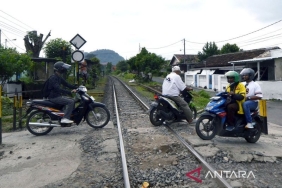 kai-fokus-tangani-1.810-jalur-perlintasan-kereta-tanpa-penjagaan