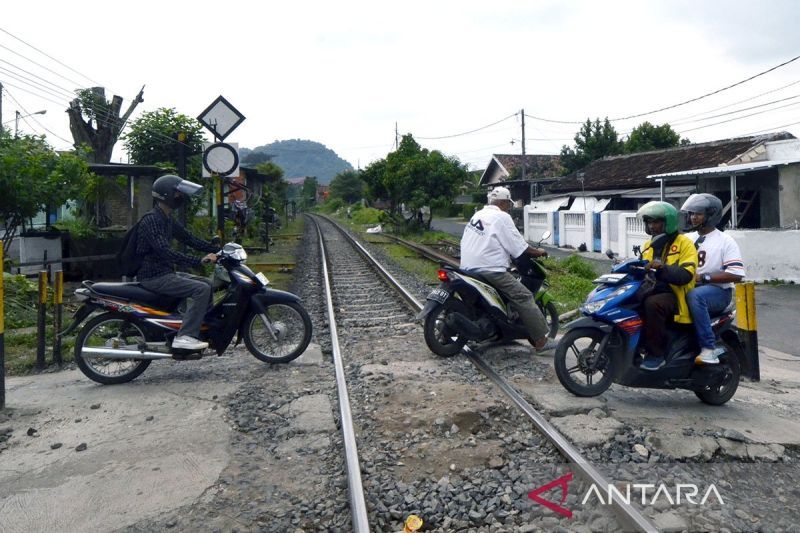 kai-fokus-tangani-1.810-jalur-perlintasan-kereta-tanpa-penjagaan