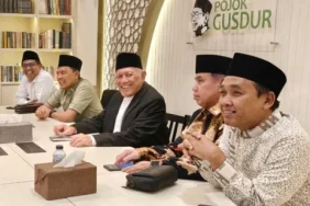 gus-kikin-kunjungi-pojok-gus-dur-pada-momen-perdana-ngantor-di-pbnu