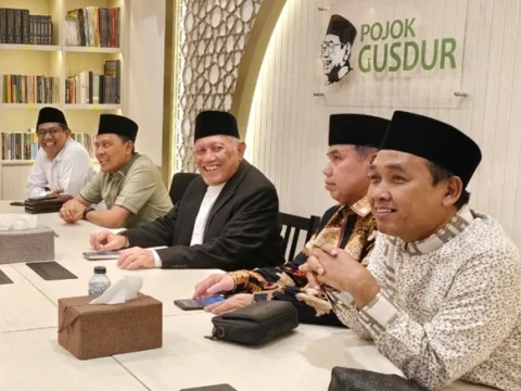 gus-kikin-kunjungi-pojok-gus-dur-pada-momen-perdana-ngantor-di-pbnu