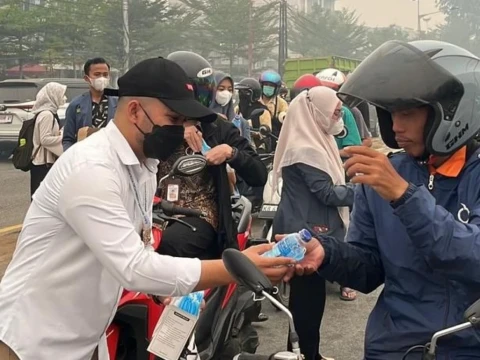 lazisnu-dan-pelajar-nu-pontianak-kalbar-bagikan-ribuan-masker-dan-air-mineral