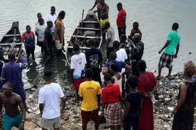 37-orang-diduga-pencuri-minyak-tewas-keracunan-asap-di-sungai-nigeria