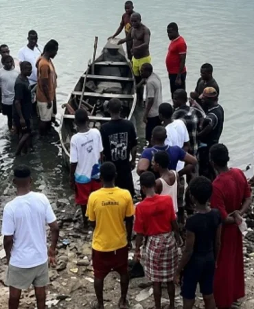 37-orang-diduga-pencuri-minyak-tewas-keracunan-asap-di-sungai-nigeria