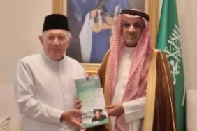 gus-kikin-silaturahim-ke-duta-besar-arab-saudi,-serahkan-karya-hadratussyekh-kh-hasyim-asy’ari