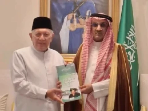 gus-kikin-silaturahim-ke-duta-besar-arab-saudi,-serahkan-karya-hadratussyekh-kh-hasyim-asy’ari