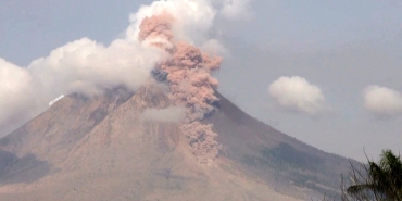 sinabung-erupsi,-imbau-warga-waspada,-hindari-zona-bahaya