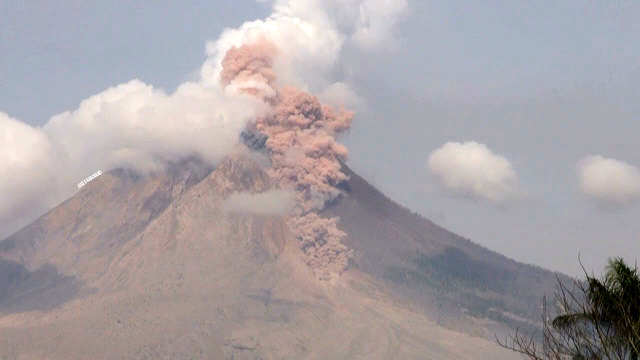 sinabung-erupsi,-imbau-warga-waspada,-hindari-zona-bahaya